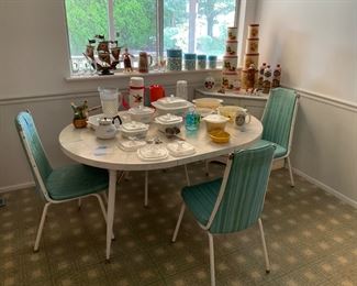 GREAT COLOR TABLE AND CHAIRS.  AS IS