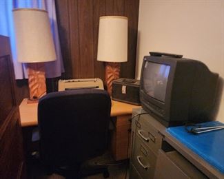 Matching lamps
Metal desk
Older working tv
Typewriter
Desk chair