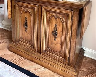 Bar server w/wheels and 2 drop down leaves