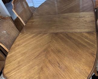 Dining room table w/6 chairs, 2 leaves and pads