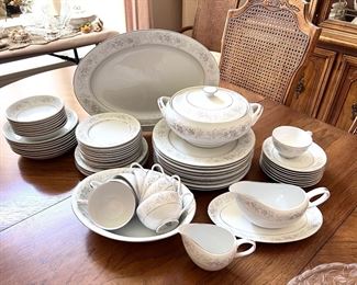 Camelot - Carrousel dishes