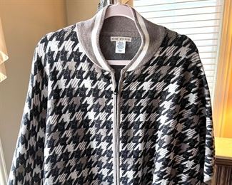 LOTS!!! of Beautiful Ladie's Clothes, lots of them are new or like new - sizes 1X, 2X and 3X 