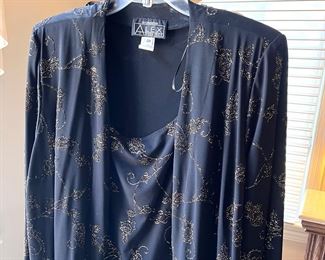 LOTS!!! of Beautiful Ladie's Clothes, lots of them are new or like new - sizes 1X, 2X and 3X 