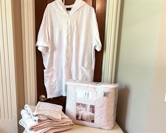 Laundry basket w/wheels 