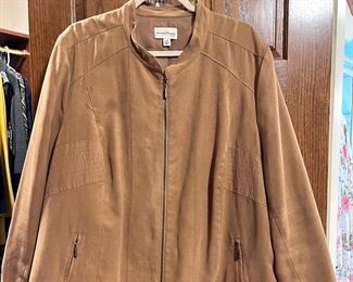 LOTS!!! of Beautiful Ladie's Clothes, lots of them are new or like new - sizes 1X, 2X and 3X 