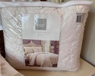 New in case Vue by Keeco Signature 3pc plush bedding set