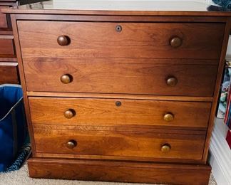 Locking office cabinet 21" d x 32" w x 30" t 