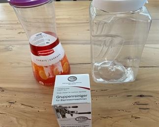 Purple lid Rubbermaid carafe 12" t ; Clear Snapware pitcher/jug 11"; Gruppenreiniger cleaner for Espresso machines 