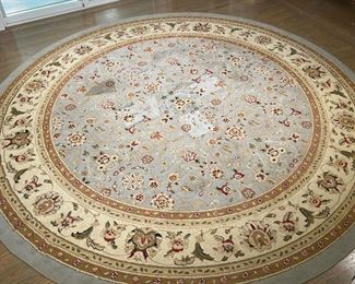 SAFAVIEH LYNDHURST ROUND RUG | Gray with a beige border and Viney floral decoration. - dia. 117 in