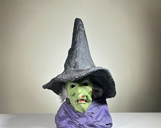 HALLOWEEN WITCH DECORATION | Evil Green Witch figure in Painted Plaster, with black witch's hat. - l. 13 x w. 13 x h. 23 in
