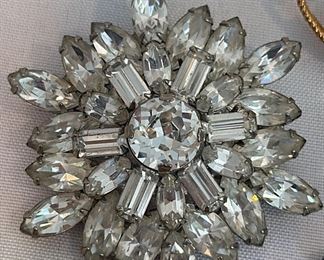 Vintage Weiss Brooch Pin