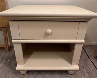 2 matching nightstands