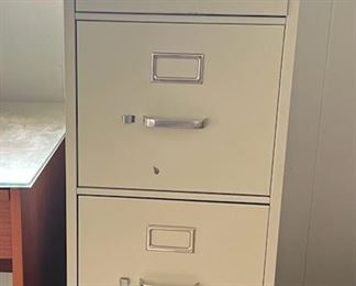 MMS173- (4) Drawer Metal Filing Cabinet 