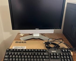 MMS174- Dell Computer Screen & Keyboards