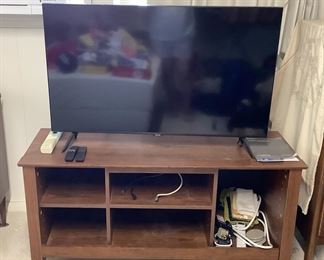 MMS229 Samsung 43” Flat Screen TV & Pressed Wood Stand