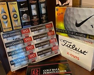 Many sets of golf balls 
