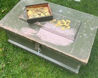 VINTAGE STENCILS
CARPENTERS WOOD TOOL BOX