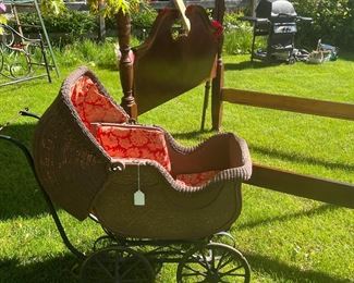 VICTORIAN BABY BUGGY
PERFECT PROP FOR A PHOTOGRAPHER