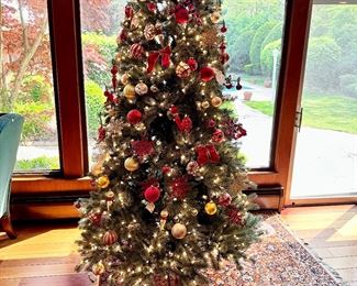 Beautiful 7.5" prelit Christmas tree. (Box available.)