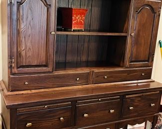 Awesome vintage hutch/cabinet/Welsh dresser in dark stained oak… love this!