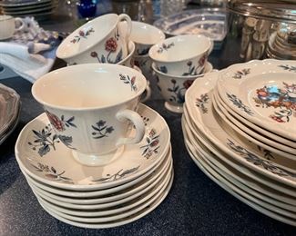 25 pc WEDGEWOOD China, made in England. Pattern Potpourri