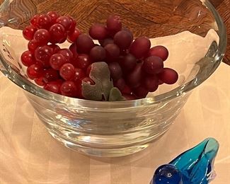 Thick glass bowl with grapes