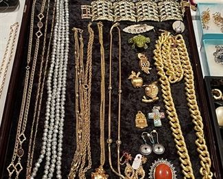 Lots of nice jewelry… necklaces, earrings, bracelets, and more!