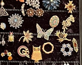 Many beautiful pins/broaches
