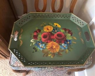 Large, vintage tole tray in very good condition. 20"x15"