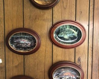 Collectible plates in hangable wooden frames. Set of 4 sport fish, plus one hunting (puppy).