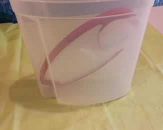 Sealable plastic container