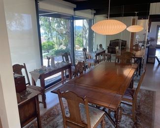Beautiful dining room table w/ 6 chairs. Seen is with leaves up making it 7'... Please text me for exact measurements: 818 800-4687. This set is scratch free & beautiful! 5' with leaves retracted...