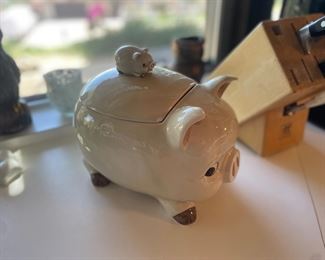 a Piggie candy or cookie jar?