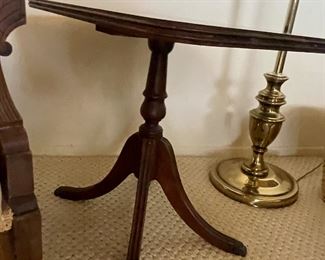 NICE ANTIQUE ACCENT TABLE