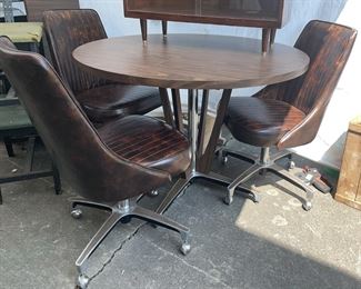 Mid Century Modern Chromecraft dinette set in great condition