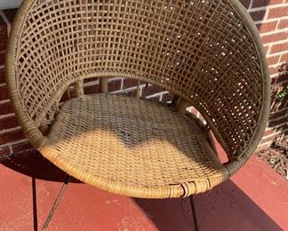 2 wicker chair - 1 with legs and 1 without