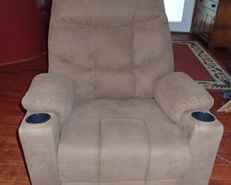 RECLINING CHAIR W/CUP HOLDERS
