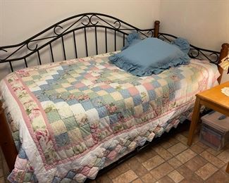 Beautiful twin quilt with two shams with pillows