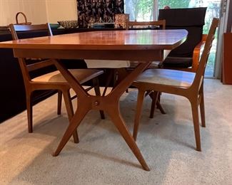 Rway dining table with 4 chairs. Includes built-in leaf. Some minor imperfections on surface. Measures 4' 8" x 3' without the leaf