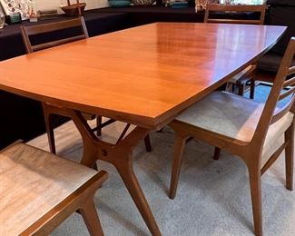 Rway dining table with 4 chairs. Includes built-in leaf. Some minor imperfections on surface. Measures 4' 8" x 3' without the leaf