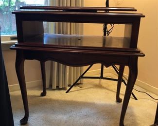 Table with swiveling top