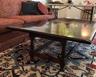 Coffee table with 2 adjustable leaves