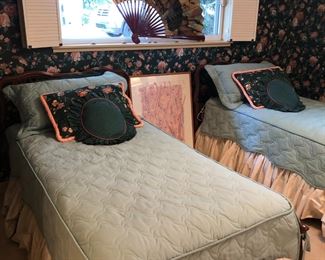 Set of 2 twin beds