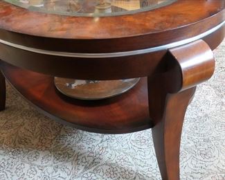 Oval dressy coffee table