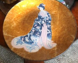 Hand painted Geisha on gold leaf plate