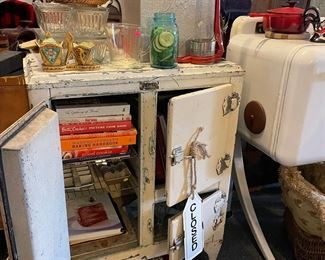 Sweet vintage fridge $95