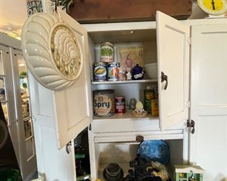 Lots of vintage kitchen decor!