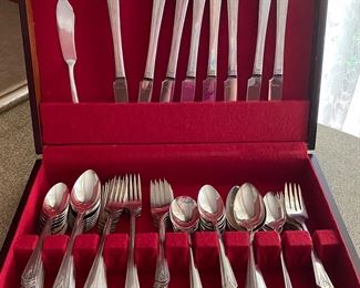 2 sets -
Vintage Oneida - Thor, 8 place settings

Wallace Brothers - Fortune 1932, 6 place settings