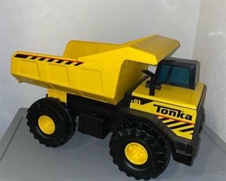 Tonka metal and plastic dump truck 10 x 18 long