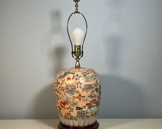 CHINESE LAMP | Lidded jar with a salmon ground decorated with ducks and goldfish, mounted to a wood base, drilled and converted into a table lamp - jar h. 10-1/4 in. - h. 26-1/2 x dia. 8-1/2 in (overall)